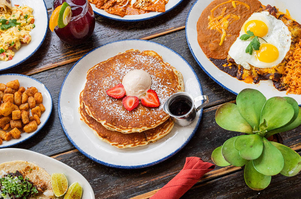 La imagen muestra un brunch. 