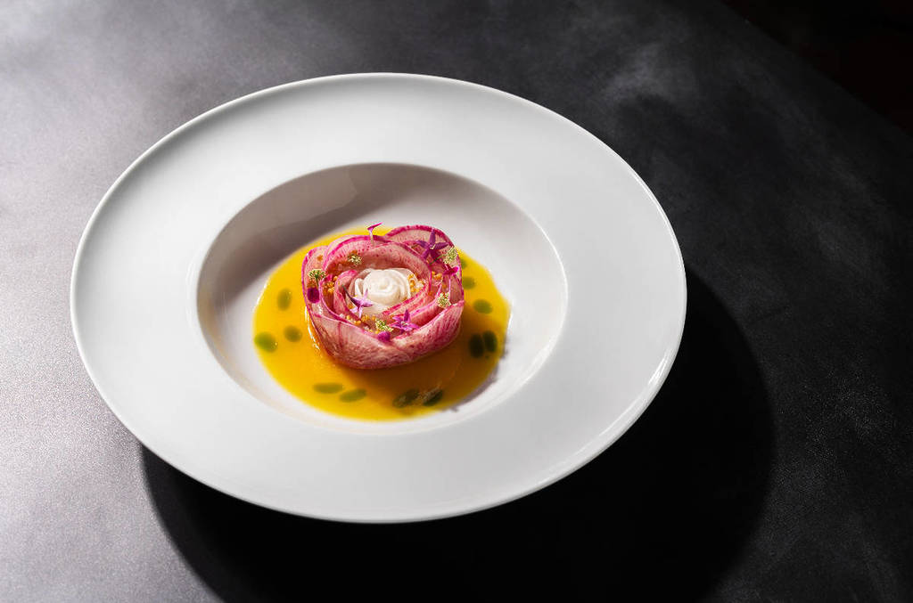 La imagen muestra un plato elegantemente emplatado.