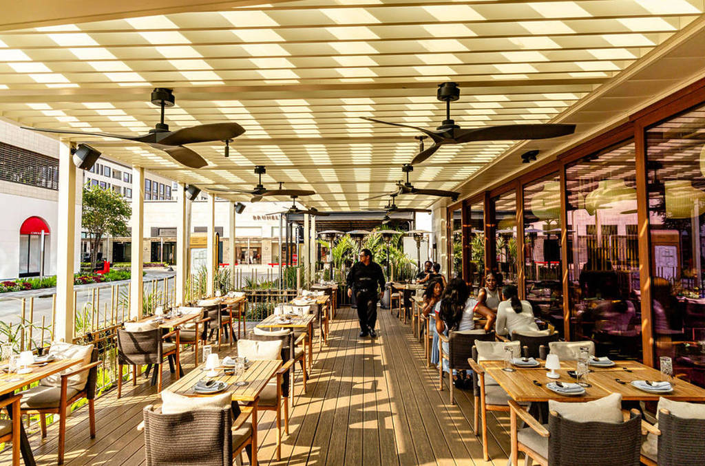 La imagen muestra el interior del restaurante Azumi en Houston. 
