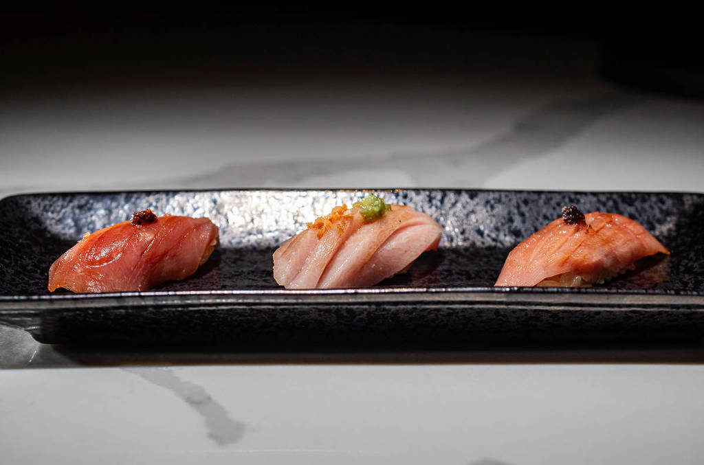 La imagen muestra un plato de sushi. 