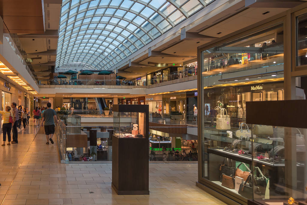La imagen muestra el interior de The Galleria Houston.