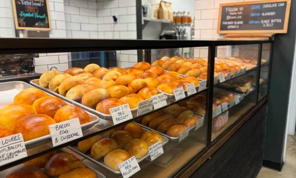 La imagen muestra el mostrador de kolaches en Kolache Kafe, en Tomball.