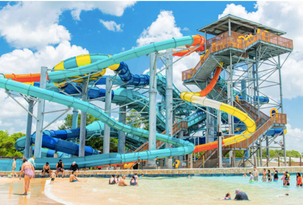 La imagen muestra una montaña rusa acuática en el parque acuático Splashway, en Sheridan, Texas.