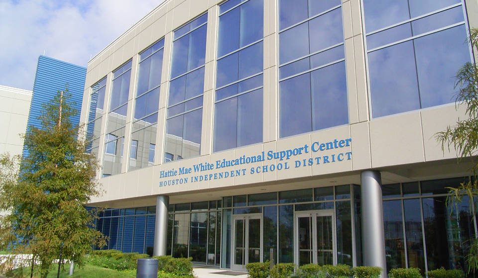 Las autoridades anuncian múltiples cierres permanentes de escuelas en Houston y fusiones que entrarán en vigor este año