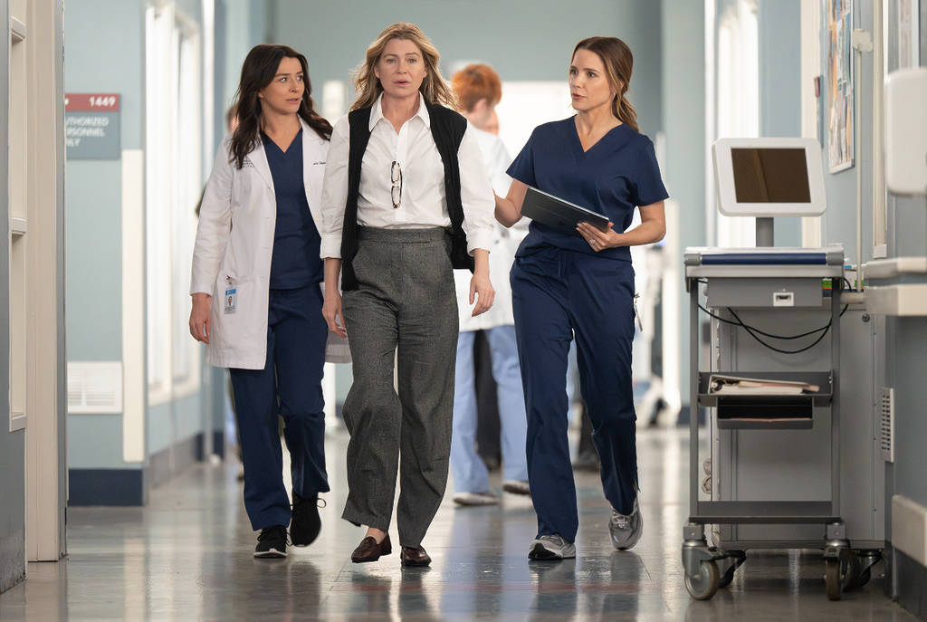 La imagen muestra a los personajes de Anatomía de Grey durante una escena en el hospital. 