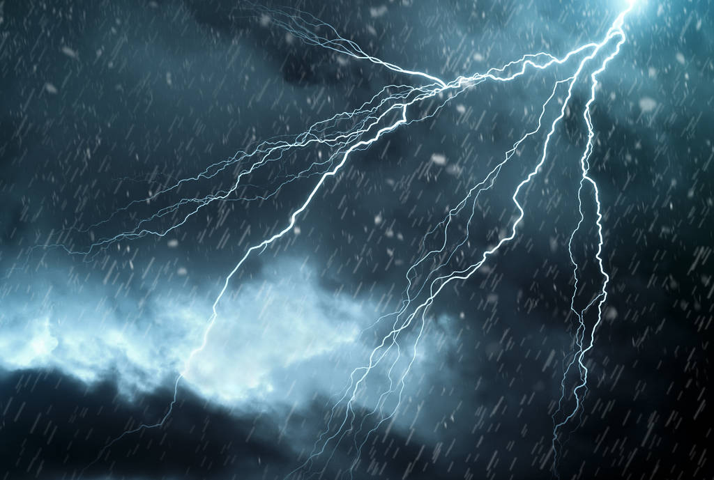 La imagen muestra un rayo durante una tormenta. 