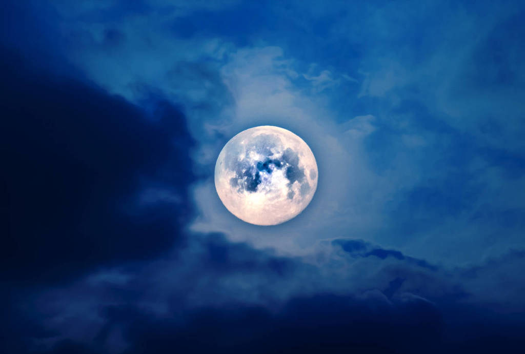 La imagen muestra una Luna Azul en el cielo. 