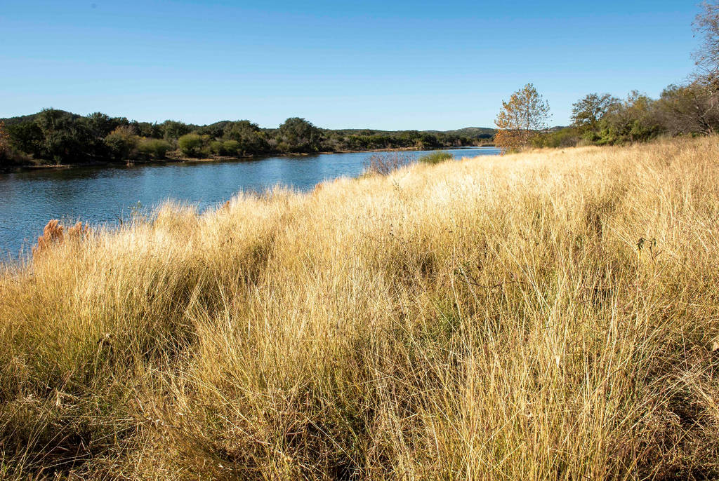 La imagen muestra las características geográficas del Parque Estatal Silver Lake en Texas.