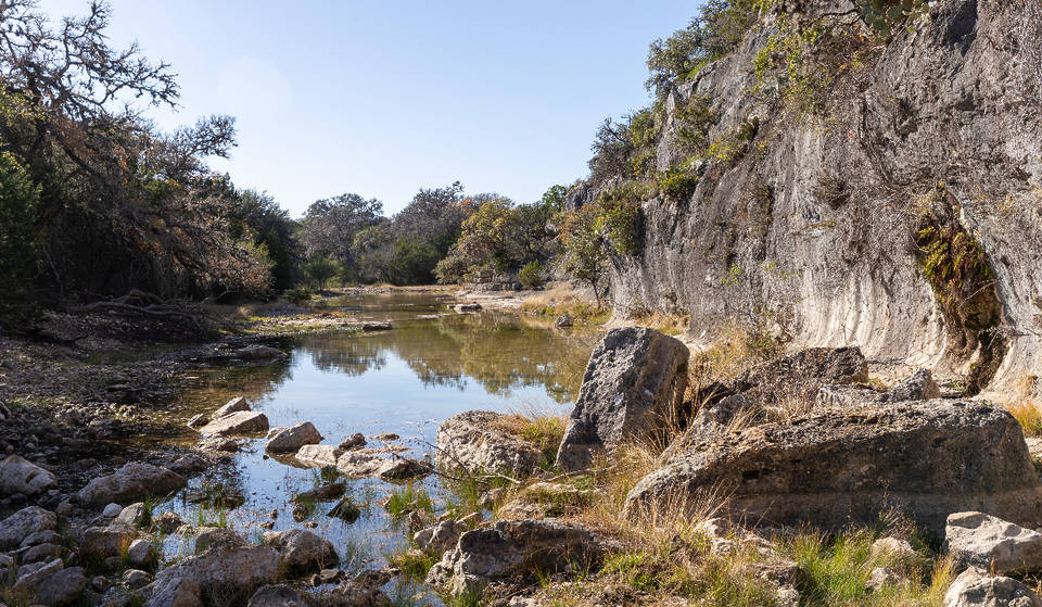 El segundo parque estatal más grande de Texas llega a la región de Hill Country con 54 000 acres repartidos en dos condados, y cuenta con un lago de 30 acres alimentado por manantiales