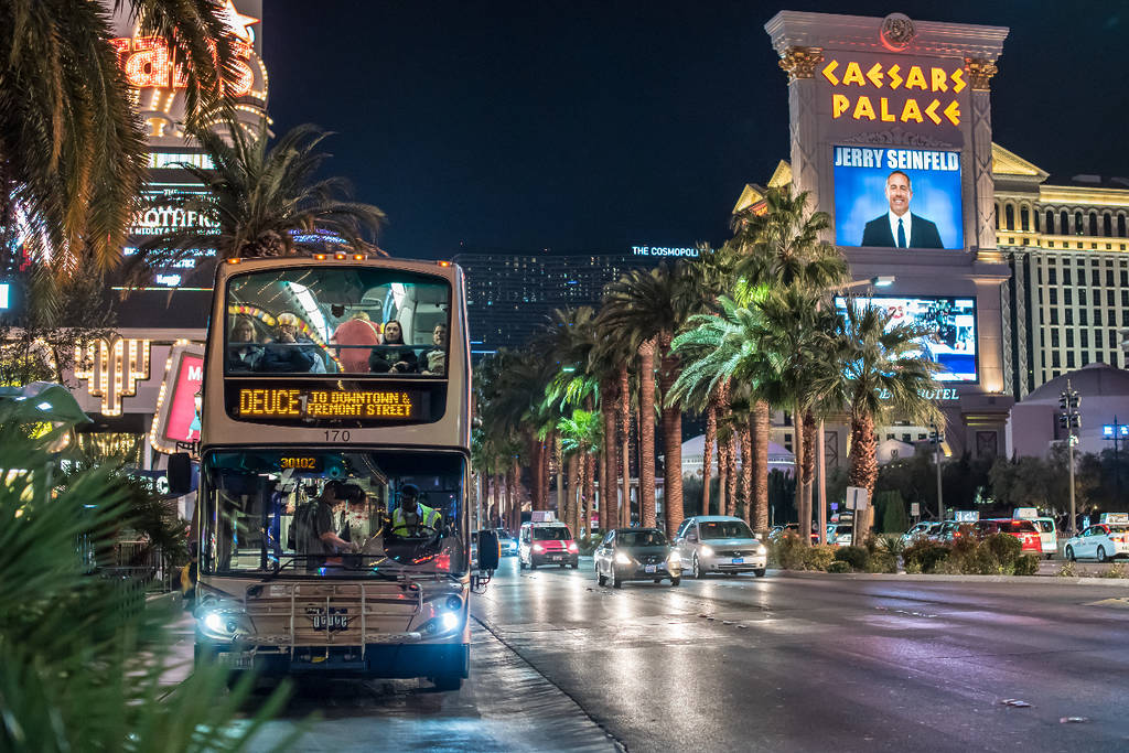 La imagen muestra el Strip de Las Vegas con el Caesars Palace a la derecha. 