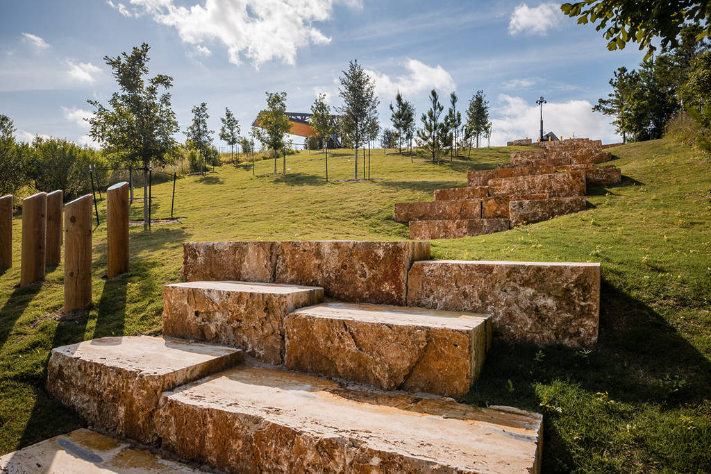 La imagen muestra los senderos escalonados de Hill at Sims Park en Sunnyside, Houston. 
