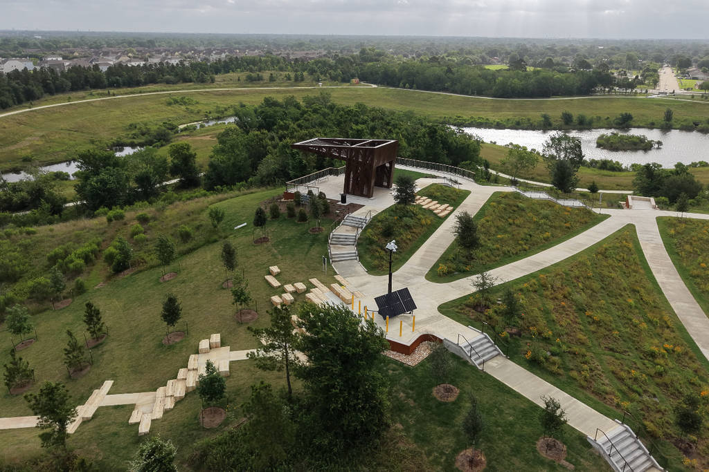 La imagen muestra una vista aérea de Hill at Sims Park en Houston. 