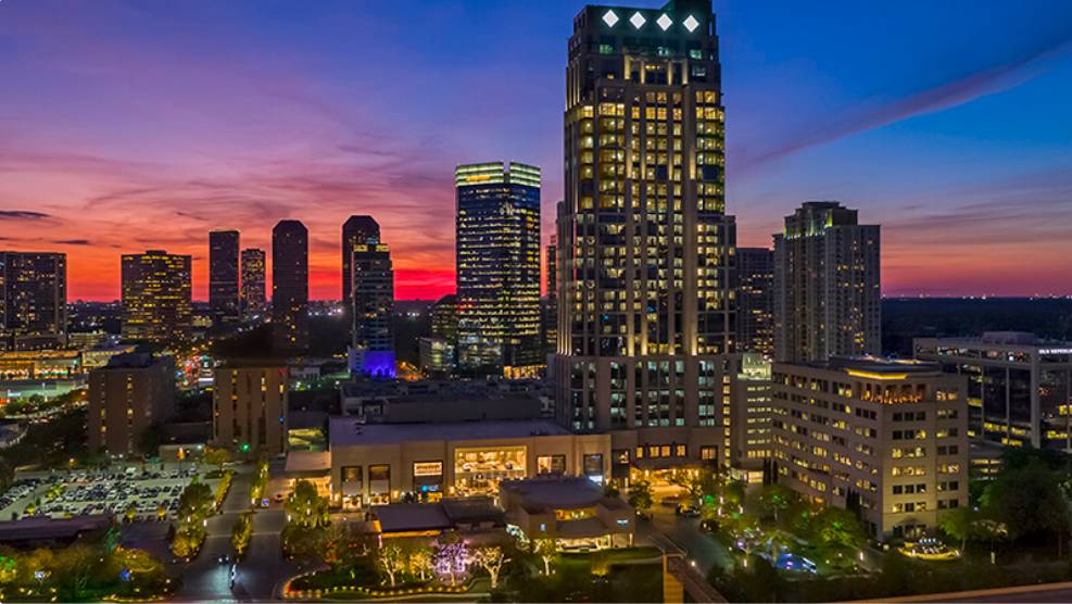 La imagen muestra el Post Oak Hotel en Uptown, Houston, por la noche. 
