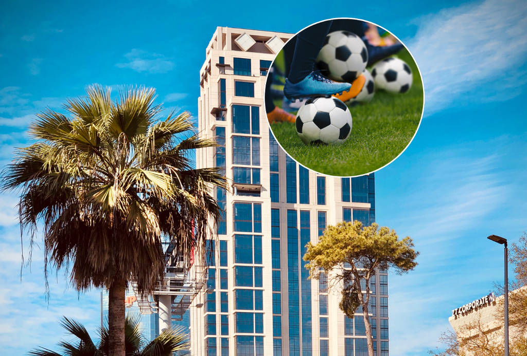 La imagen muestra el Post Oak Hotel en Uptown con una imagen superpuesta de un campo de fútbol y balones de fútbol.
