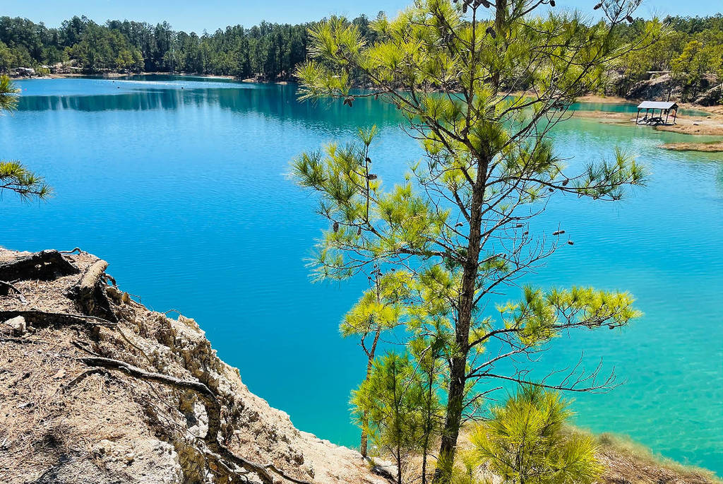 La imagen muestra la Laguna Azul en Huntsville desde el borde de un acantilado.