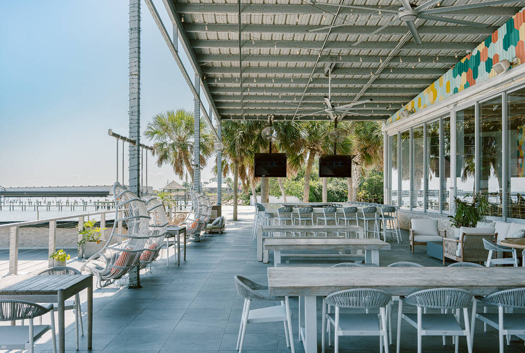 La imagen muestra la terraza del restaurante Pier 6 en Texas.