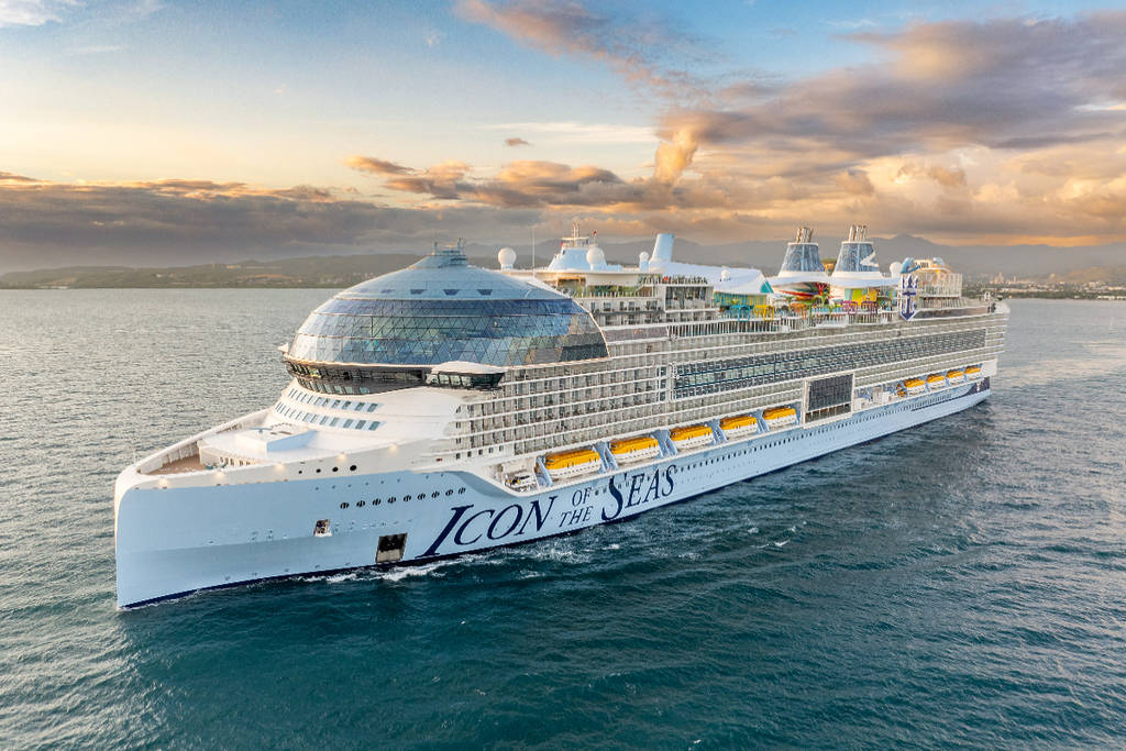 La imagen muestra al Icon of the Seas, el crucero más grande del mundo, en mar abierto. 
