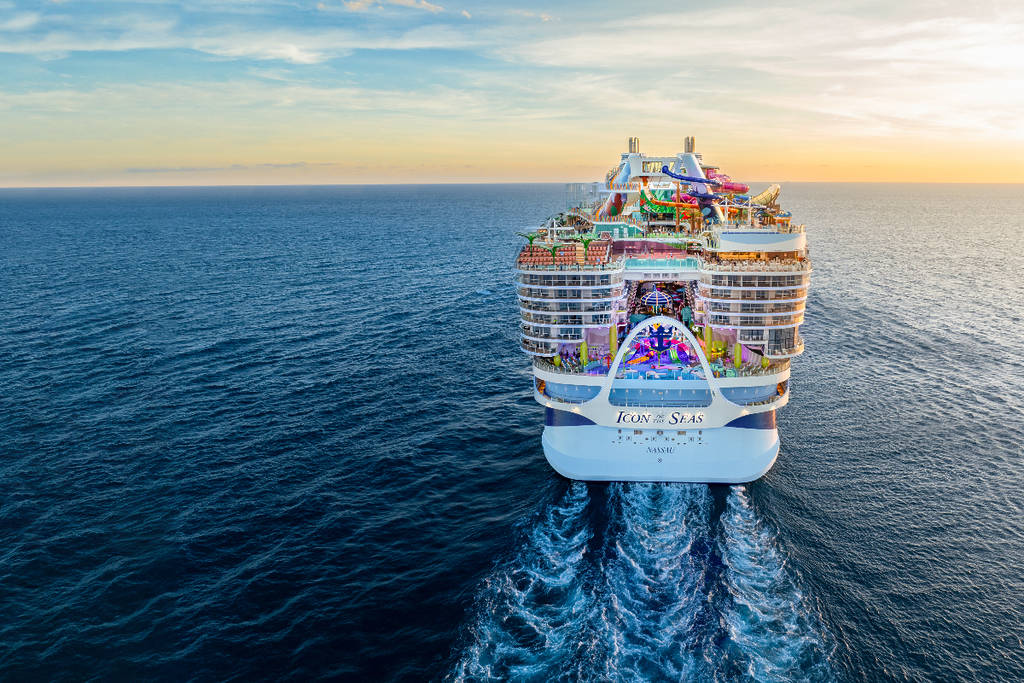 La imagen muestra el Icon of the Seas de Royal Caribbean en mar abierto.