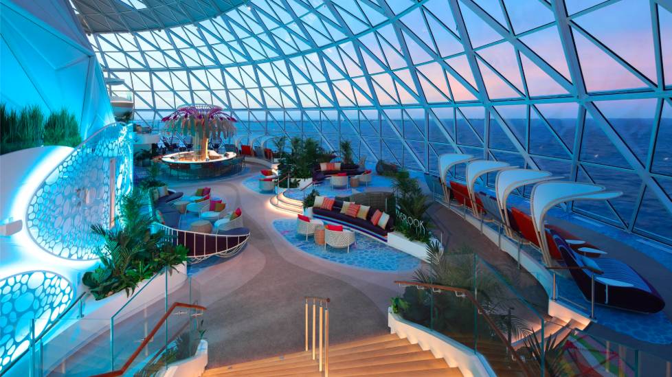 La imagen muestra el interior del Aquadome en el Icon of the Seas. 