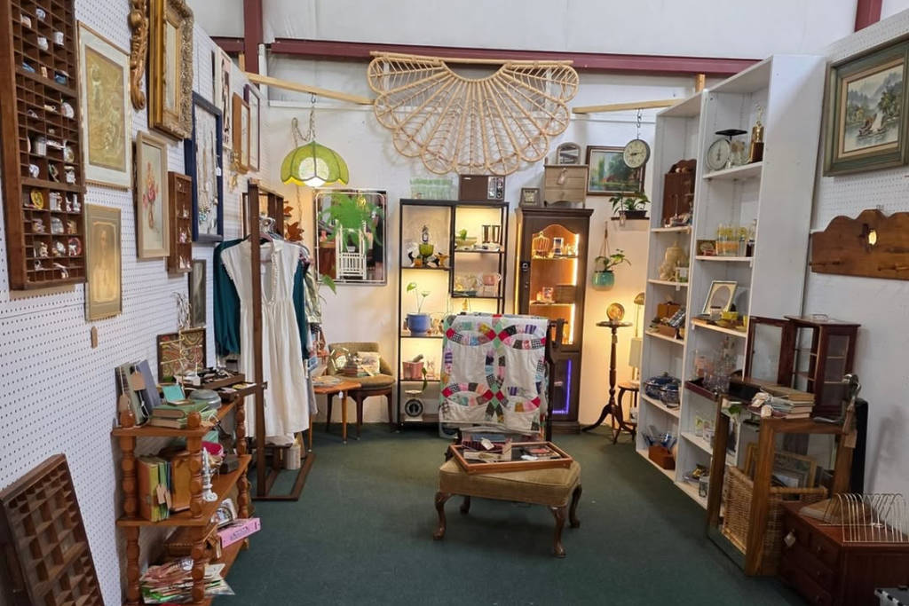 La imagen muestra un puesto en la Antique Gallery Houston. 
