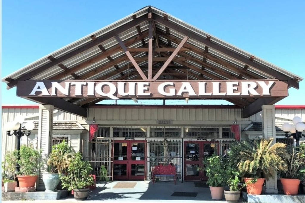 La imagen muestra la entrada a Antique Gallery Houston. 