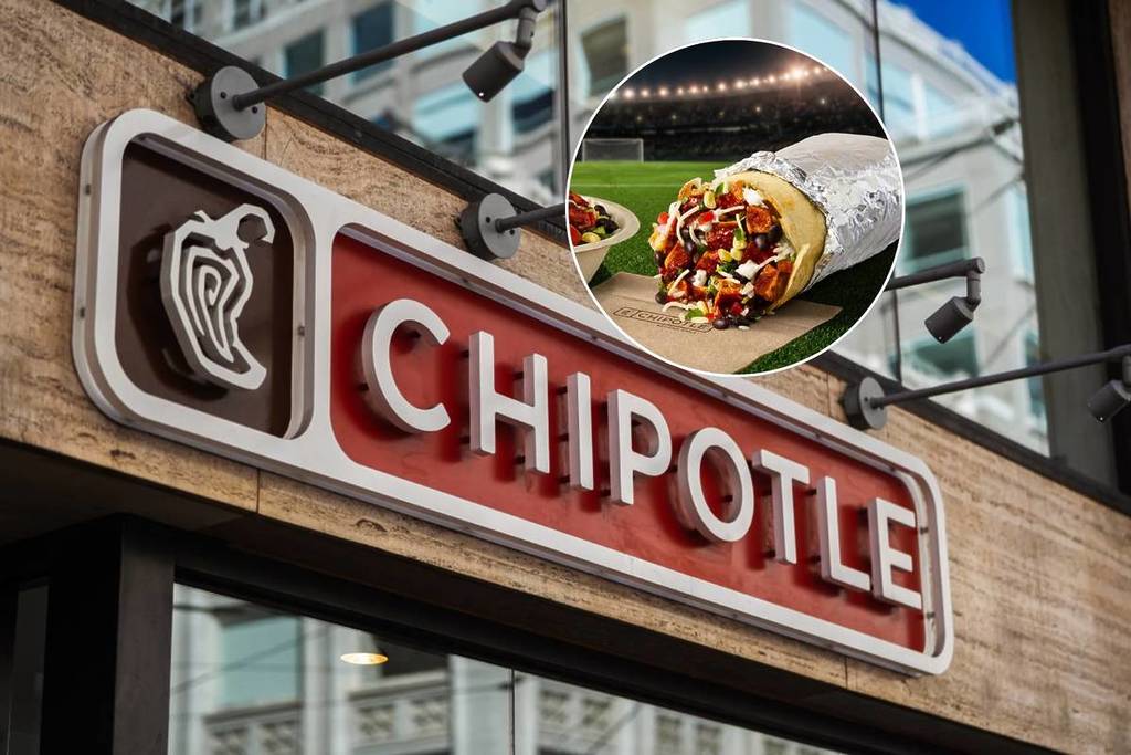 La imagen muestra la entrada principal y el letrero de Chipotle con una imagen superpuesta de un burrito en la esquina superior derecha.