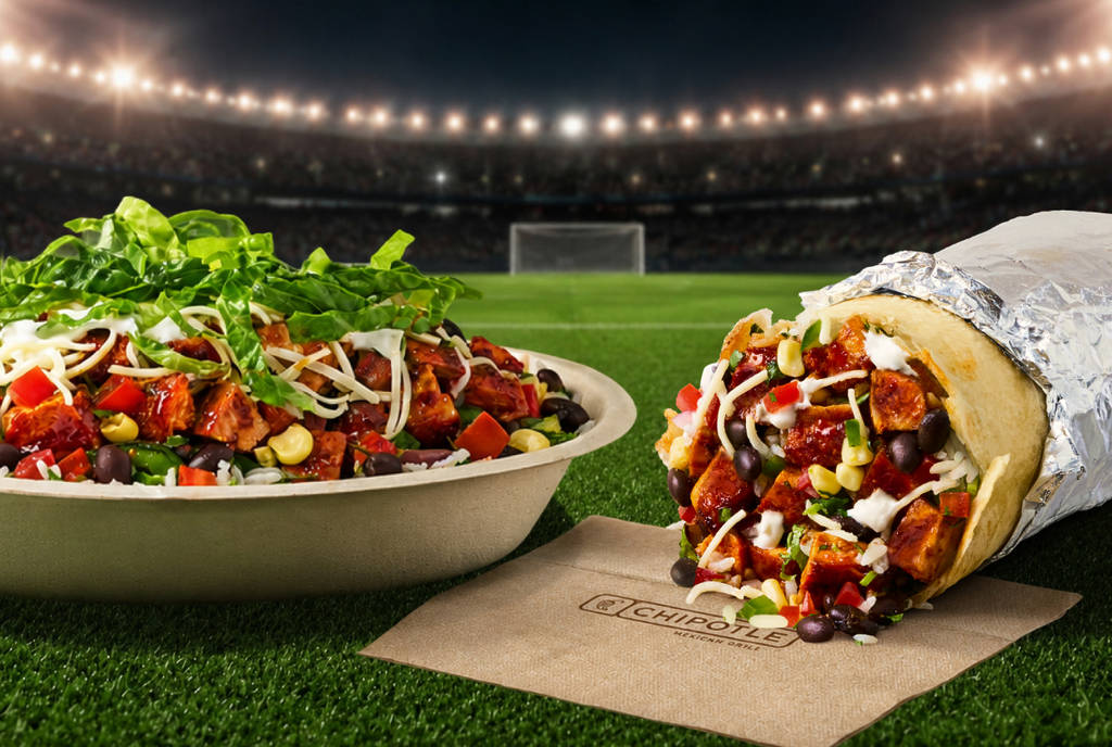 La imagen muestra un burrito de Chipotle con un fondo digital que recrea el ambiente de un estadio de la Copa del Mundo.