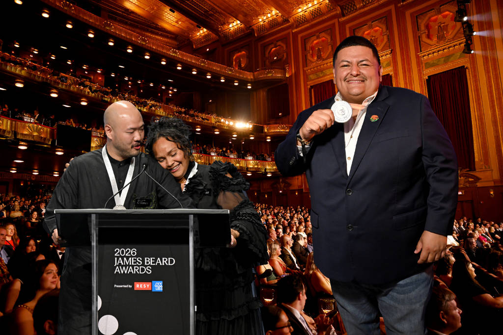 Adrian Torres asiste a los Premios James Beard de Restaurantes y Chefs 2026 el 15 de junio de 2026 en Chicago, Illinois; Henry Lu y Evelyn García hablan en el escenario durante los Premios James Beard de Restaurantes y Chefs 2026 el 15 de junio de 2026 en Chicago, Illinois.