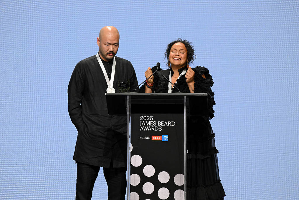 Henry Lu y Evelyn García hablan en el escenario durante los Premios James Beard a Restaurantes y Chefs 2026, el 15 de junio de 2026 en Chicago, Illinois.