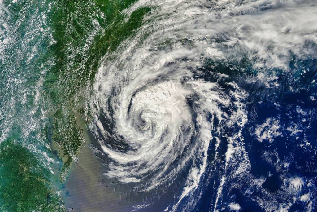 La imagen muestra una imagen de la NASA de una tormenta tropical.