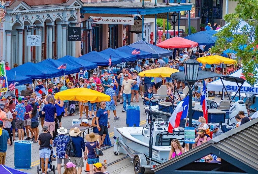 La imagen muestra una vista aérea de un festival en Galveston.