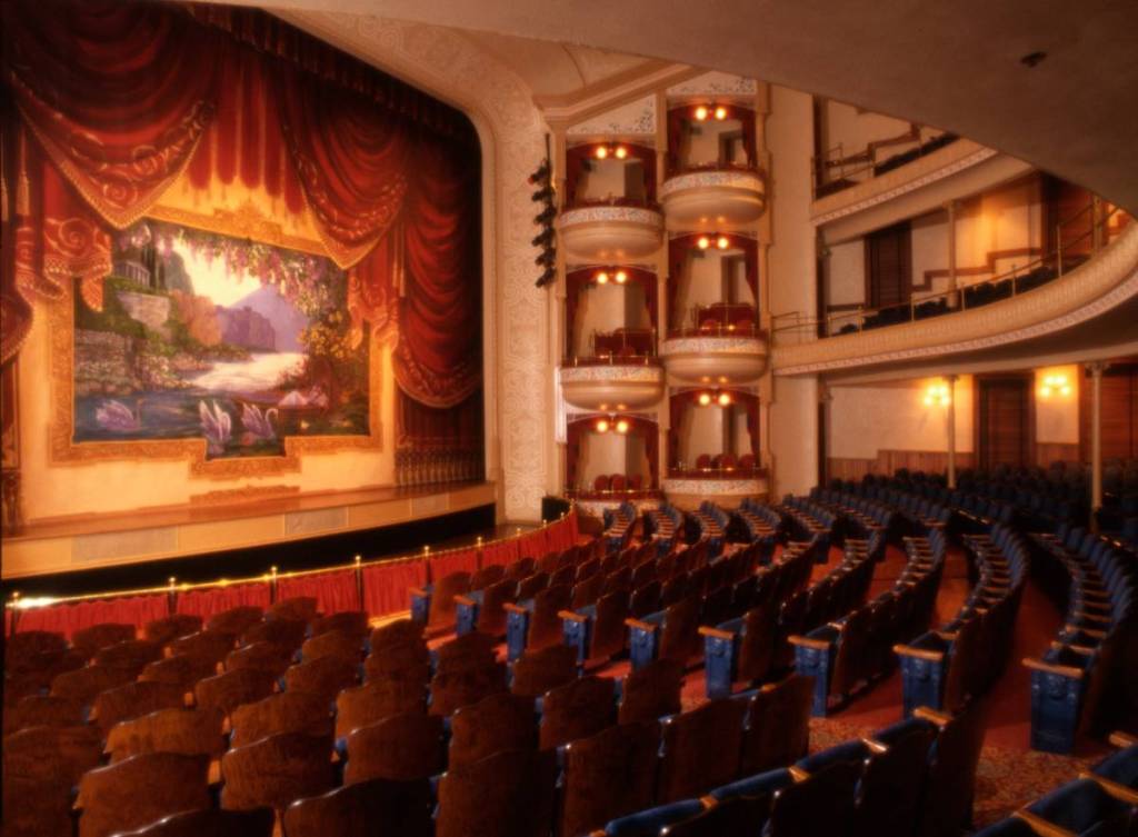 La imagen muestra el interior de la gran ópera de Galveston. 