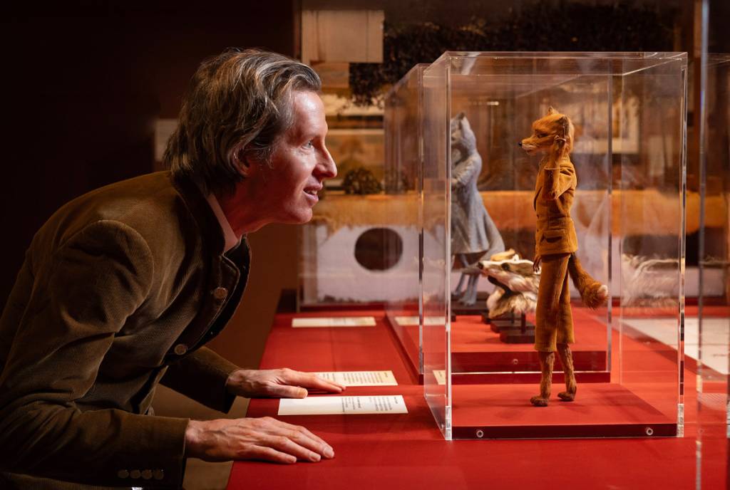 La imagen muestra a Wes Anderson contemplando una escultura enmarcada del personaje de «El fantástico Sr. Fox». 