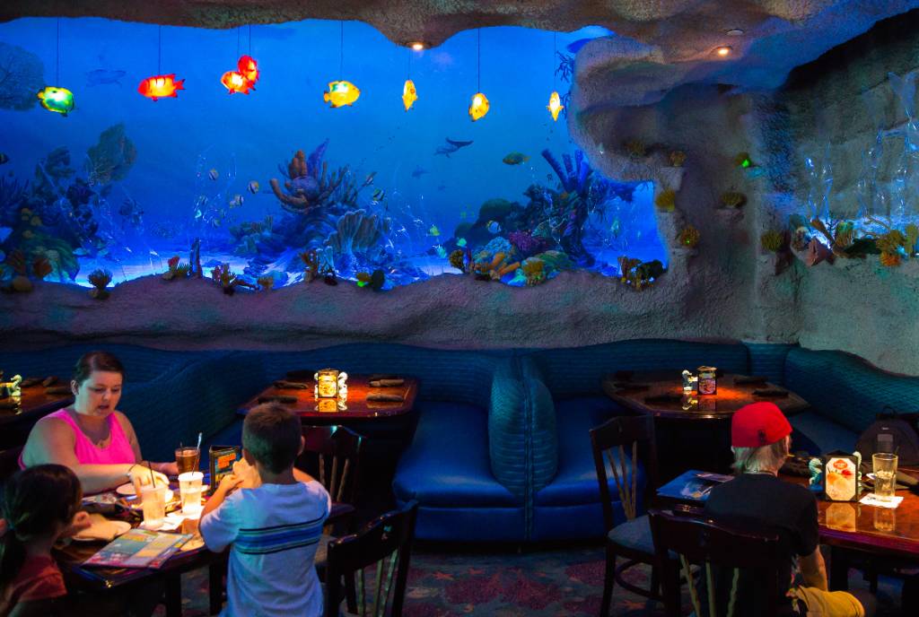 La imagen muestra el restaurante del Acuario del centro de Houston.