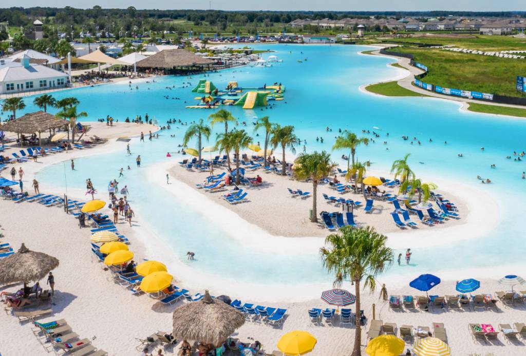 La imagen muestra una vista aérea de Angel Lagoon en Dayton, Texas.