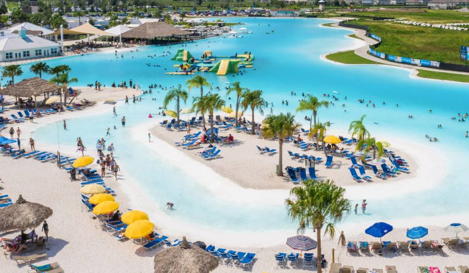 Esta impresionante laguna de aguas cristalinas está a solo 40 minutos de Houston, con playas de arena blanca y aguas turquesas