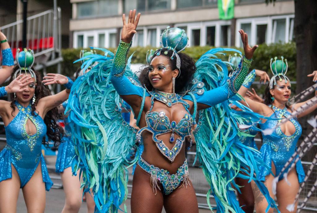 La imagen muestra a una mujer con traje tradicional durante un festival caribeño.