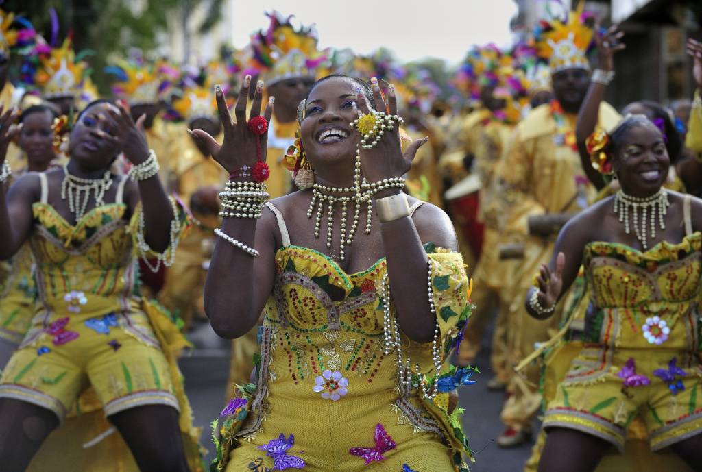 La imagen muestra a una mujer con traje tradicional durante un festival caribeño.