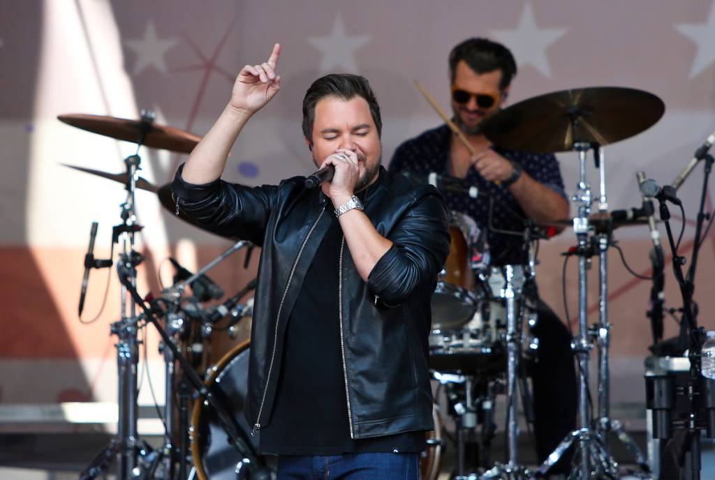 La imagen muestra a Eli Young Band actuando en el escenario.