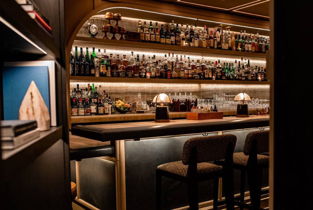 Image shows the bar at Bandista located inside Four Seasons in Houston.