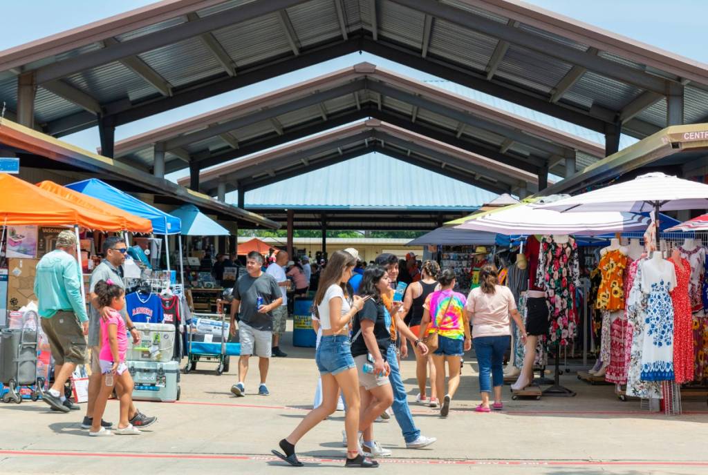 La imagen muestra a gente visitando Traders Village Houston.