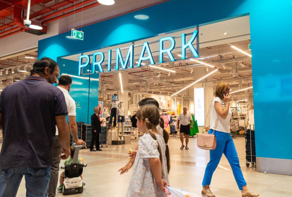 La imagen muestra el escaparate de una tienda Primark en un centro comercial. 