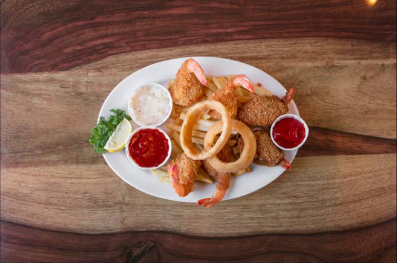 La imagen muestra un plato de mariscos ofrecido por Christie's Seafood & Steaks.