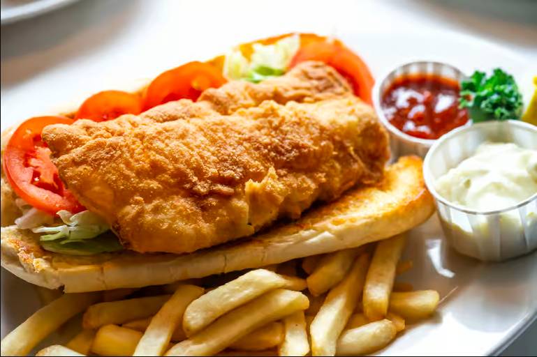 La imagen muestra el sándwich de pescado original de Christie's Seafood & Steaks.