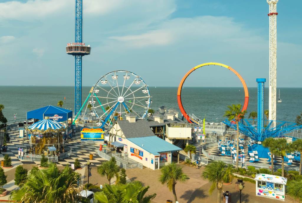 La imagen muestra una vista aérea del paseo marítimo de Kemah con sus atracciones a gran escala. 