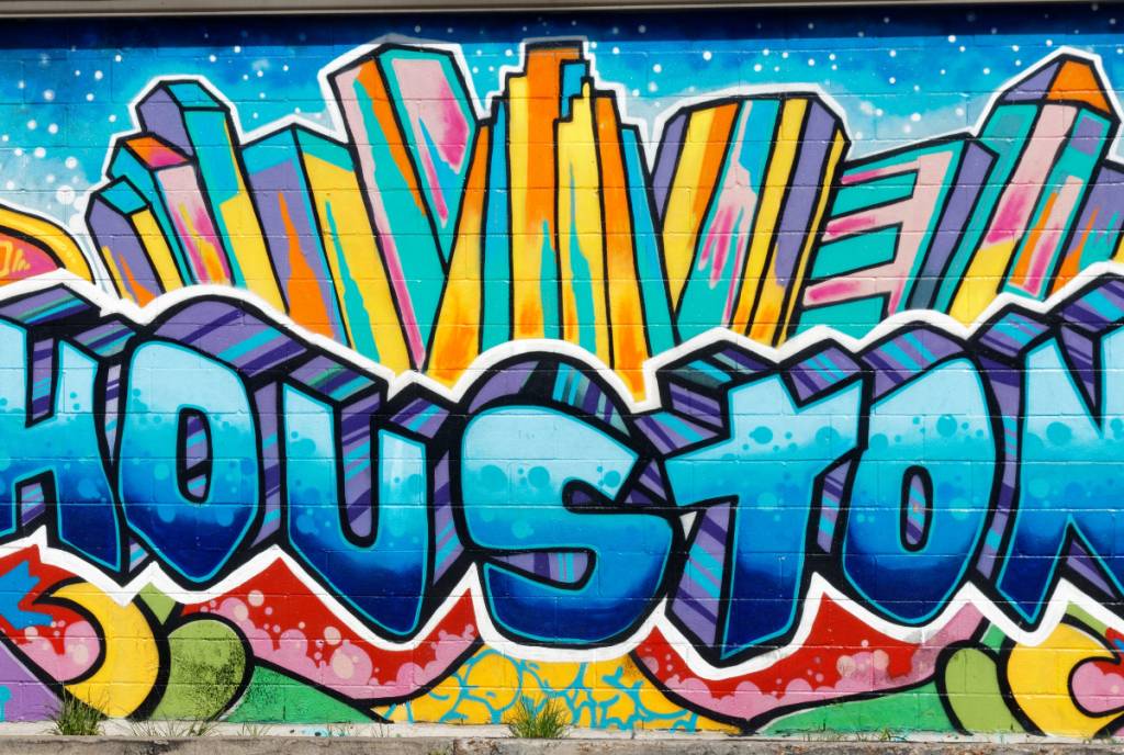 La imagen muestra un mural con la palabra «Houston».