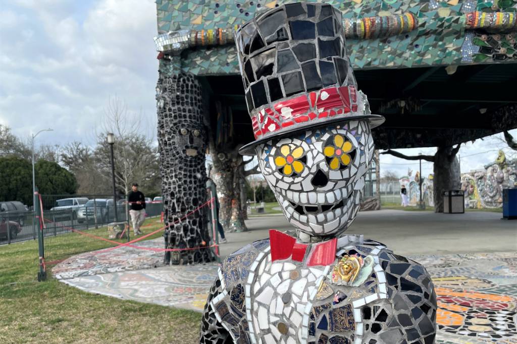 La imagen muestra una instalación de calaveras en el Smither Park de Houston.