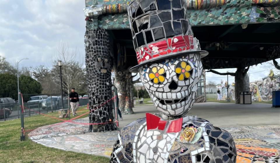 Descubre el «país de las maravillas del mosaico» de Houston: un vibrante museo al aire libre, esculturas gigantes y un sinfín de rutas artísticas