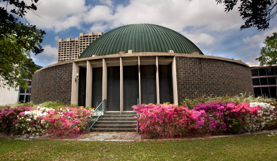 El Museo de Ciencias Naturales de Houston esconde un teatro inmersivo de 62 años de antigüedad que proyecta espectáculos espaciales en su pantalla abovedada