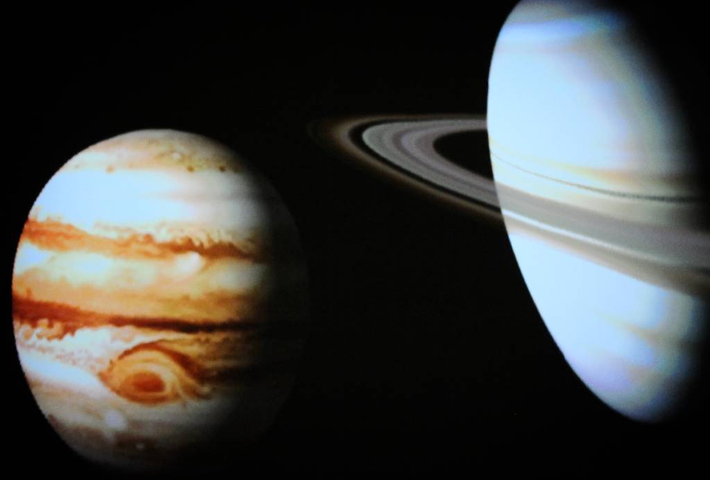 La imagen muestra los planetas en una pantalla tal y como se ven en el Planetario Burke Baker. 